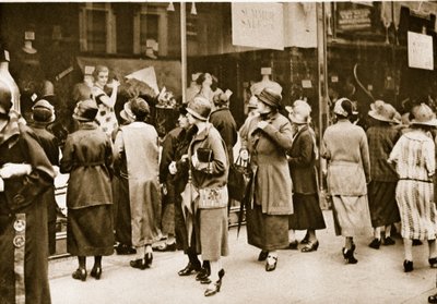 Guardare le vetrine su Kensington High Street da English Photographer