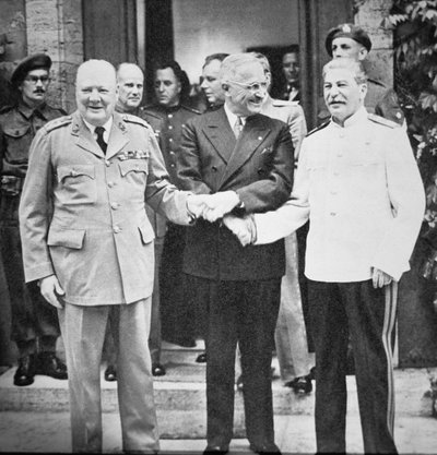Winston Churchill (1874-1965) il presidente Truman (1884-1972) e Joseph Stalin (1879-1953) che si stringono la mano alla Conferenza di Potsdam, luglio 1945 da English Photographer