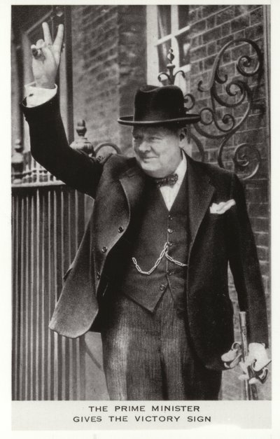 Winston Churchill mentre fa il segno della vittoria fuori dal numero 10 di Downing Street, il 5 giugno da English Photographer