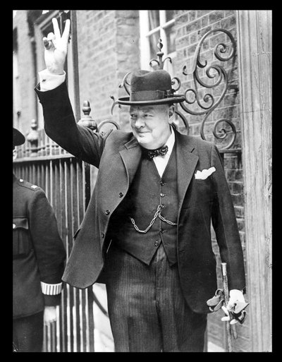 Winston Churchill che mostra il segno 