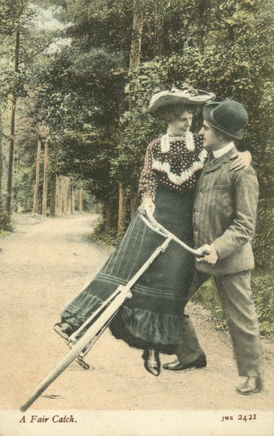 Donna che cade dalla bicicletta tra le braccia di un uomo da English Photographer