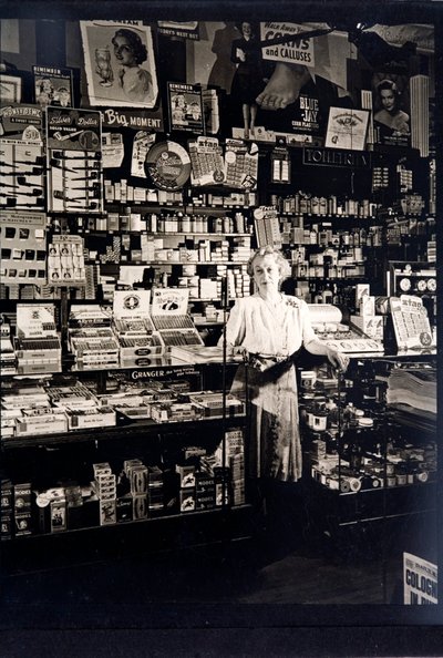 Donna negoziante in una tabaccheria da English Photographer