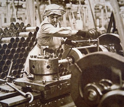Lavoratrice in una fabbrica di munizioni in Gran Bretagna durante la Prima Guerra Mondiale da English Photographer