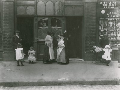 Donne e bambini fuori da una taverna a Londra da English Photographer