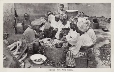 Donne che sbucciano noci di cola, Nigeria da English Photographer