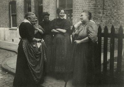 Donne che parlano in strada, Londra da English Photographer