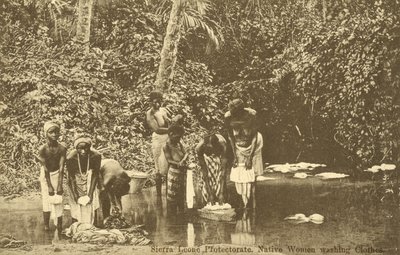 Donne che lavano i vestiti in un fiume, Sierra Leone da English Photographer