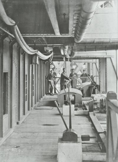 Woolwich Ferry: piattaforma a leva idraulica del pontone nord, 1896 da English Photographer