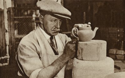 Lavoratore che produce una teiera presso la Royal Doulton, Stoke-on-Trent, Staffordshire da English Photographer