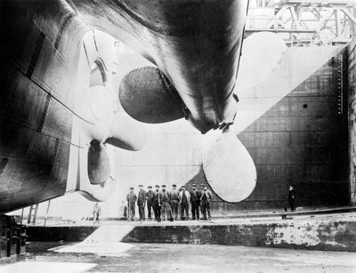 Operai sotto una delle eliche del Titanic, 31 maggio, 1911 da English Photographer