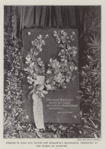 Corona in oro e argento per il mausoleo di Bismarck, presentata dalle donne di Amburgo da English Photographer
