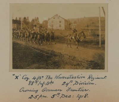 Compagnia X 4° Bn. Il Reggimento del Worcestershire, 88ª Brigata di Fanteria, 29ª Divisione, attraversando il confine tedesco alle 14:30 del 5 dicembre 1918 da English Photographer