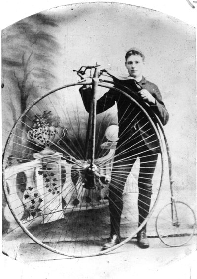 Giovane uomo con un biciclo, c.1870s da English Photographer