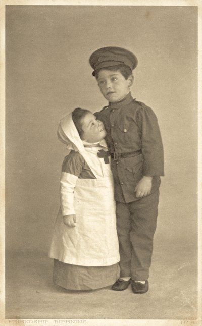 Ragazzina e ragazzino che giocano ai ruoli della Prima Guerra Mondiale da English Photographer