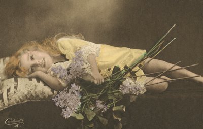 Giovane ragazza e fiori da English Photographer
