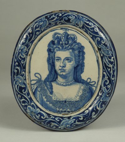 Placca ovale in porcellana blu e bianca di Delft con ritratto reale della Regina Anna, probabilmente Londra, c.1705 da English School