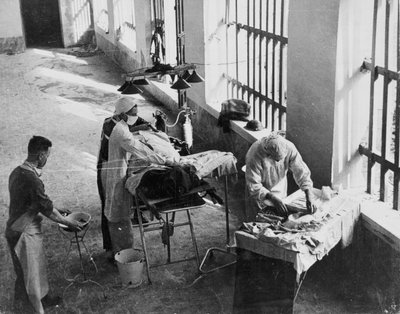 Unità di Chirurgia da Campo operante in una prigione italiana sotto il fuoco durante la Seconda Guerra Mondiale, da una collezione di 650 fotografie compilate dall