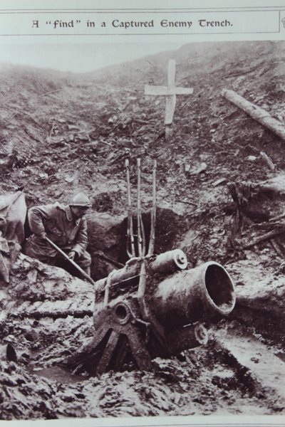 Una scoperta in una trincea nemica catturata, 1914-18 da English School