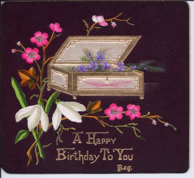 Biglietto di compleanno vittoriano con una cassetta di violette e un mazzo di bucaneve, circa 1880 da English School