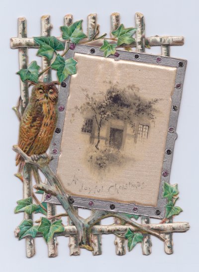 Cartolina di Natale vittoriana a forma di gufo accanto a un dipinto di una casa su un traliccio, c.1880 da English School