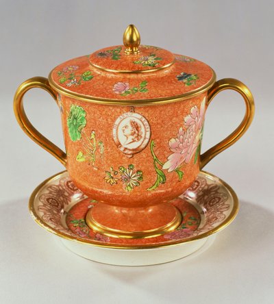 Una tazza a due manici, coperchio e piatto Wedgwood Pearlware dipinti con un busto ritratto di Giorgio III, commemorando il suo Giubileo d