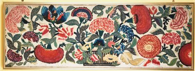 Un pannello in feltro e applique con ricami in seta raffigurante garofani, tulipani e altri fiori che traboccano da un cesto su uno sfondo di lana avorio, c.1730-40 da English School