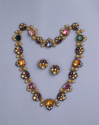 Collana Regency in oro e gioielli con topazi taglio cuscino, ametiste, tormaline rosa, smeraldi, zaffiri e peridoti, con un paio di orecchini a fiore, c.1810 da English School