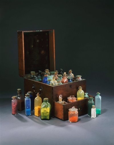 Una scatola di colori per artisti in mogano, presumibilmente appartenuta a John Adams della HMS Bounty da English School