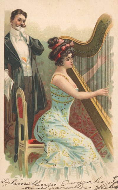 Un uomo che guarda una donna suonare l