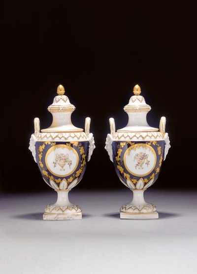Coppia di vasi a due manici Chelsea-Derby e due coperchi, c.1775 da English School