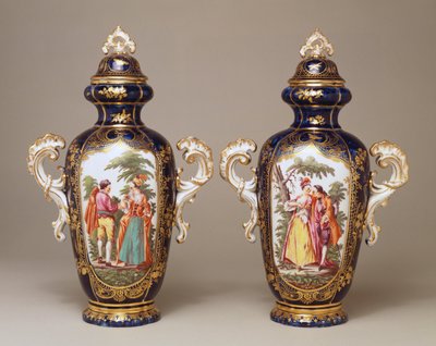 Coppia di vasi oviformi lobati di Chelsea con coperchi, raffiguranti amanti tra gli alberi, c.1765 da English School