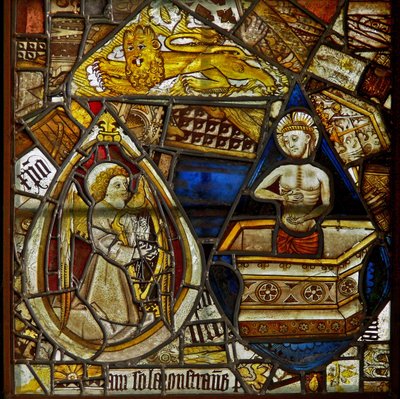 Un pannello nella finestra est che raffigura Cristo della Pietà che risorge dalla tomba; anche un angelo musicista con un