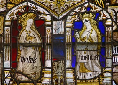 Un pannello nella finestra est che raffigura le Virtù Cardinali: Verità (Veritas) e Giustizia (Iustitia) da English School