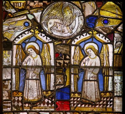 Un pannello nella finestra est che raffigura due angeli e il leone di San Marco da English School