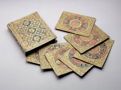 Un set di piatti e la loro scatola, metà XVI secolo da English School