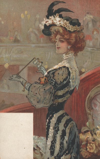Una donna ben vestita che guarda una rappresentazione teatrale da English School