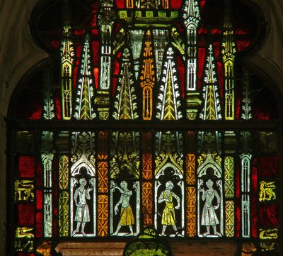 Una finestra nella Cappella della Madonna raffigurante un baldacchino con figure da English School