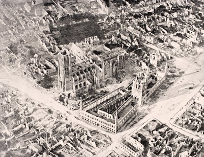 Veduta aerea di Ypres nel 1915 dopo la Prima e la Seconda Battaglia di Ypres, da 