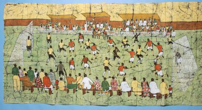 Batik africano che illustra una partita di calcio con folle che guardano dagli spalti da English School