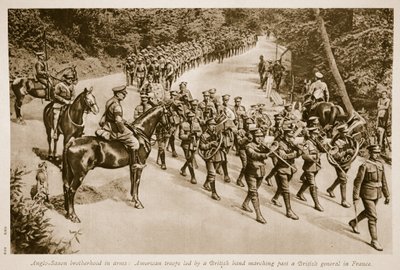 Fratellanza anglosassone in armi: truppe americane guidate da una banda britannica che sfilano davanti a un generale britannico in Francia, 1914-19 da English School