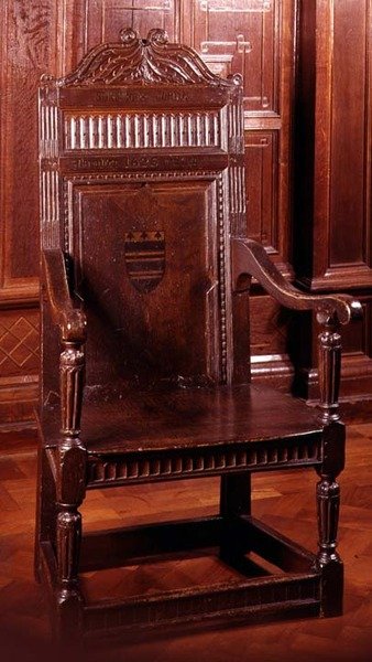 Poltrona dipinta con dispositivo araldico circondato da ornamento dentellato, Yorkshire, inizio XVII secolo da English School