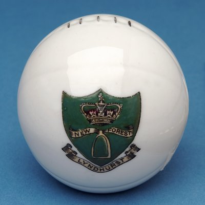 Souvenir araldico miniatura di calcio con trasferimento dello stemma di Lyndhurst, New Forest da English School