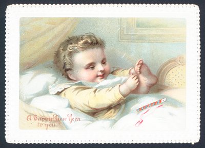 Bambino a letto che gioca con le dita dei piedi da English School