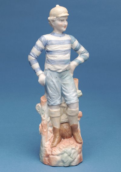 Figura Bisque di un ragazzo calciatore in divisa a righe blu e bianche, c.1890s (ceramica) da English School