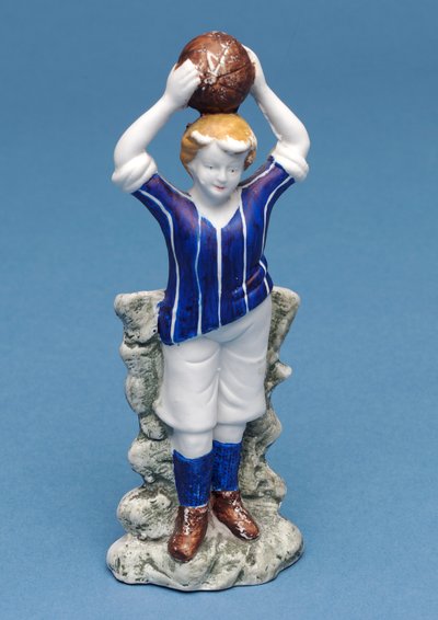 Figura Bisque di un calciatore che lancia la palla (ceramica) da English School