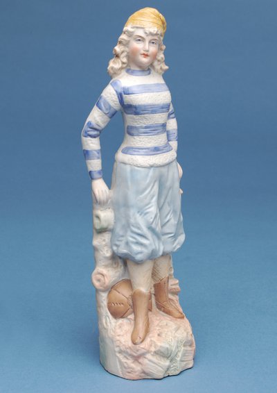 Figura Bisque di una ragazza calciatrice in divisa a righe blu e bianche, c.1890s (ceramica) da English School