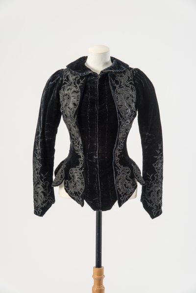 Giacca di velluto nero ricamata con applicazioni di seta nera e perline di metallo, fine 1890 da English School