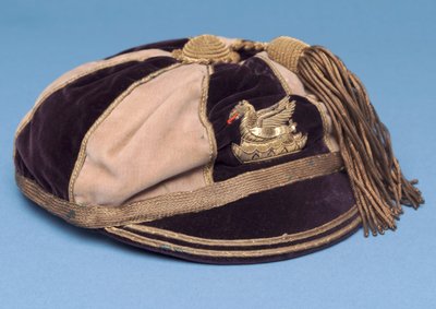 Cappello da calcio segmentato blu e bianco con distintivo di drago in metallo e nappa d