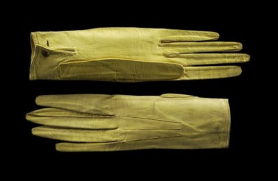 Guanti giallo brillante al polso, c.1820 da English School