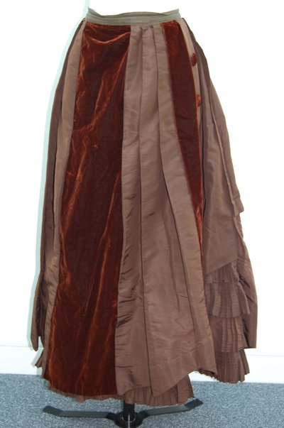 Vestito marrone (gonna e giacca piccola), c.1875 (raso di seta) da English School